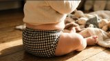 「布おむつ、座らせるとお腹がきつそう…？」の謎！紙おむつとの違いと体幹のステキな関係