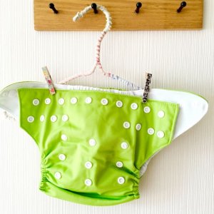 画像2: アップルグリーン【布おむつ本舗オリジナル】ポケット式 ワンサイズおむつカバー （スナップ/ツルツル生地）黄緑 (2)