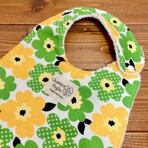 画像2: 【超吸収！魔法のスタイ】マリメッコ風フラワー（イエロー＆グリーン）【ハンドメイド】マイクロファイバー×コットン生地のよだれかけ【スタイ５枚以上まとめ買いで送料無料！】花柄 (2)