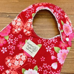 画像2: 【超吸収!魔法のスタイ】 桜と蝶(ラメ入り赤レッド)【ハンドメイド】マイクロファイバー×コットン生地のよだれかけ【スタイ5枚以上まとめ買いで送料無料!】花柄,和柄 (2)