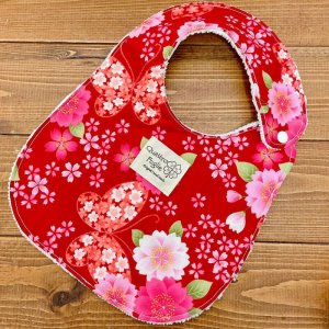 画像1: 【超吸収！魔法のスタイ】 桜と蝶（ラメ入り赤レッド）【ハンドメイド】マイクロファイバー×コットン生地のよだれかけ【スタイ５枚以上まとめ買いで送料無料！】花柄,和柄 (1)
