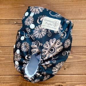 画像2: サイケフラワー（ブラック）【布おむつ本舗オリジナル】ポケット式 ワンサイズおむつカバー （スナップ/ツルツル生地）黒,花柄 (2)