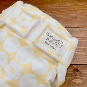 画像2: 北欧フラワーちょうちょ（イエロー）【よつばのおむつ/日本製/ハンドメイド】 布おむつカバー （透湿性防水布使用）花柄 (2)