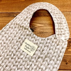 画像2: よだれの多い赤ちゃん必見！ 【魔法のスタイ】 ナチュラル手編みニット風（ベージュ）【ハンドメイド】マイクロファイバー×コットン生地のよだれかけ【スタイ５枚以上まとめ買いで送料無料！】 (2)