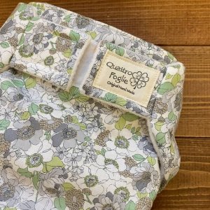 画像2: リバティ風フラワー(ボタニカルグリーン)【よつばのおむつ/日本製/ハンドメイド】布おむつカバー (透湿性防水布使用)緑,グレー,花柄 (2)