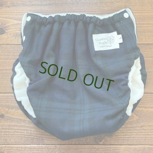 画像1: 制服みたいなブラックウォッチ 【立ったまま交換出来る♪パンツ型おむつカバー】 トレパンにも♪ハンドメイド*透湿性防水布/タータンチェック (1)
