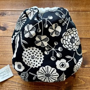 画像4: 北欧アートフラワー（ブラック）【よつばのおむつ/日本製/ハンドメイド】 布おむつカバー （透湿性防水布使用）黒 花柄 (4)
