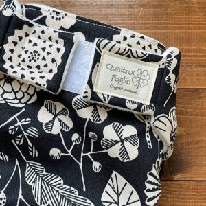 画像2: 北欧アートフラワー（ブラック）【よつばのおむつ/日本製/ハンドメイド】 布おむつカバー （透湿性防水布使用）黒 花柄 (2)
