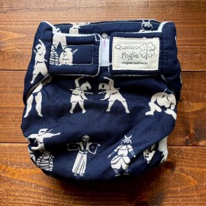 画像1: ジャパニーズ組体操（濃紺）【よつばのおむつ/日本製ハンドメイド】 布おむつカバー （透湿性防水布使用）和柄,お相撲さん、忍者、武士 (1)