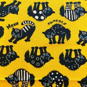 画像1: 【布からオーダー】やんのかステップにゃんこ【よつばのおむつ/日本製/ハンドメイド】 布おむつカバー（マジックテープ）猫,ネコ,ねこ ＊サイズをお知らせください (1)