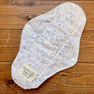 画像1: 【5枚以上まとめ買いで送料無料】 手作り布ナプキン「やさしい花（ピンク）」 ｜防水・昼・多い日用【レギュラーMサイズ】 繰り返し使えてお肌に優しいハンドメイド (1)