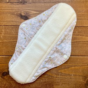 画像2: 【5枚以上まとめ買いで送料無料】 手作り布ナプキン「やさしい花（ピンク）」 ｜防水・昼・多い日用【レギュラーMサイズ】 繰り返し使えてお肌に優しいハンドメイド (2)