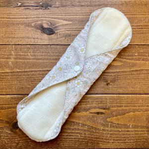 画像3: 【5枚以上まとめ買いで送料無料】 手作り布ナプキン「やさしい花（ピンク）」 ｜防水・昼・多い日用【レギュラーMサイズ】 繰り返し使えてお肌に優しいハンドメイド (3)