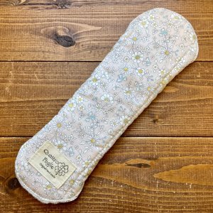 画像4: 【5枚以上まとめ買いで送料無料】 手作り布ナプキン「やさしい花（ピンク）」 ｜防水・昼・多い日用【レギュラーMサイズ】 繰り返し使えてお肌に優しいハンドメイド (4)