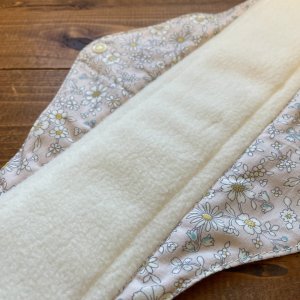 画像5: 【5枚以上まとめ買いで送料無料】 手作り布ナプキン「やさしい花（ピンク）」 ｜防水・昼・多い日用【レギュラーMサイズ】 繰り返し使えてお肌に優しいハンドメイド (5)