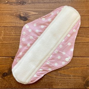 画像2: 【5枚以上まとめ買いで送料無料】 手作り布ナプキン「ぼんぼり水玉（いちごみるく）」 ｜防水・昼・多い日用【レギュラーMサイズ】 繰り返し使えてお肌に優しいハンドメイド (2)