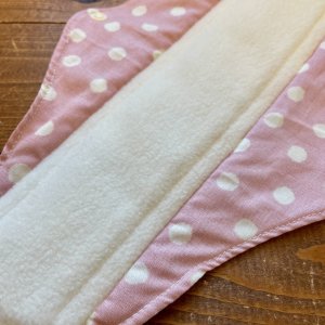 画像3: 【5枚以上まとめ買いで送料無料】 手作り布ナプキン「ぼんぼり水玉（いちごみるく）」 ｜防水・昼・多い日用【レギュラーMサイズ】 繰り返し使えてお肌に優しいハンドメイド (3)