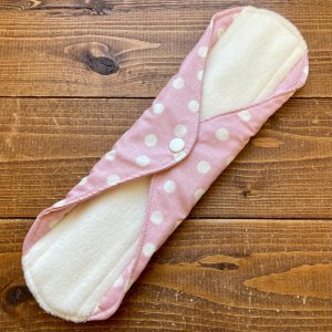 画像4: 【5枚以上まとめ買いで送料無料】 手作り布ナプキン「ぼんぼり水玉（いちごみるく）」 ｜防水・昼・多い日用【レギュラーMサイズ】 繰り返し使えてお肌に優しいハンドメイド (4)