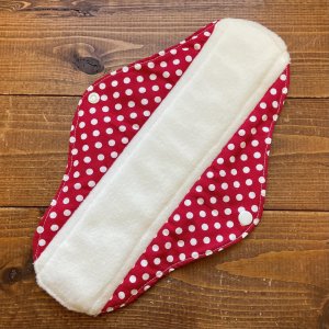 画像2: 【5枚以上まとめ買いで送料無料】 手作り布ナプキン「キャンディドット（赤）」 ｜防水・昼・多い日用【レギュラーMサイズ】 繰り返し使えてお肌に優しいハンドメイド (2)