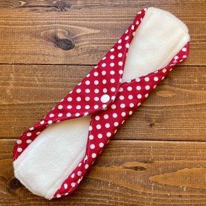 画像4: 【5枚以上まとめ買いで送料無料】 手作り布ナプキン「キャンディドット（赤）」 ｜防水・昼・多い日用【レギュラーMサイズ】 繰り返し使えてお肌に優しいハンドメイド (4)