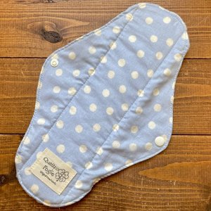 画像1: 【5枚以上まとめ買いで送料無料】 手作り布ナプキン「ぼんぼり水玉（水色）」 ｜防水・昼・多い日用【レギュラーMサイズ】 繰り返し使えてお肌に優しいハンドメイド (1)