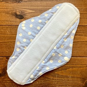 画像2: 【5枚以上まとめ買いで送料無料】 手作り布ナプキン「ぼんぼり水玉（水色）」 ｜防水・昼・多い日用【レギュラーMサイズ】 繰り返し使えてお肌に優しいハンドメイド (2)