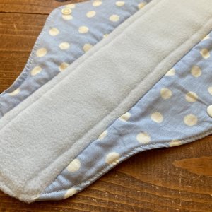 画像3: 【5枚以上まとめ買いで送料無料】 手作り布ナプキン「ぼんぼり水玉（水色）」 ｜防水・昼・多い日用【レギュラーMサイズ】 繰り返し使えてお肌に優しいハンドメイド (3)