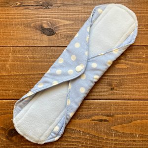 画像4: 【5枚以上まとめ買いで送料無料】 手作り布ナプキン「ぼんぼり水玉（水色）」 ｜防水・昼・多い日用【レギュラーMサイズ】 繰り返し使えてお肌に優しいハンドメイド (4)