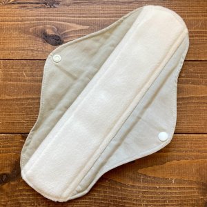 画像2: 【5枚以上まとめ買いで送料無料】 手作り布ナプキン「ミルクティ」 ｜防水・昼・多い日用【レギュラーMサイズ】 繰り返し使えてお肌に優しいハンドメイド (2)