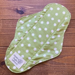 画像1: 【5枚以上まとめ買いで送料無料】 手作り布ナプキン「ぼんぼり水玉（抹茶）」 ｜防水・昼・多い日用【レギュラーMサイズ】 繰り返し使えてお肌に優しいハンドメイド (1)