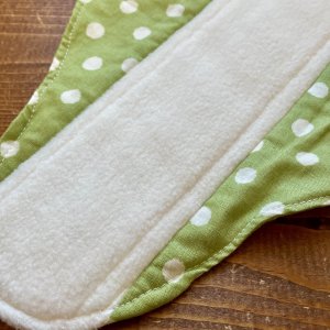 画像2: 【5枚以上まとめ買いで送料無料】 手作り布ナプキン「ぼんぼり水玉（抹茶）」 ｜防水・昼・多い日用【レギュラーMサイズ】 繰り返し使えてお肌に優しいハンドメイド (2)