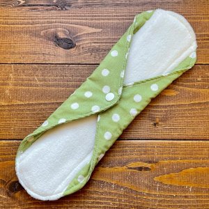 画像3: 【5枚以上まとめ買いで送料無料】 手作り布ナプキン「ぼんぼり水玉（抹茶）」 ｜防水・昼・多い日用【レギュラーMサイズ】 繰り返し使えてお肌に優しいハンドメイド (3)