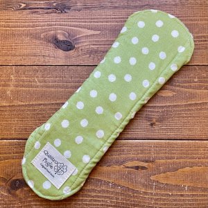 画像4: 【5枚以上まとめ買いで送料無料】 手作り布ナプキン「ぼんぼり水玉（抹茶）」 ｜防水・昼・多い日用【レギュラーMサイズ】 繰り返し使えてお肌に優しいハンドメイド (4)