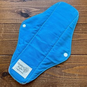 画像1: 【5枚以上まとめ買いで送料無料】 手作り布ナプキン「風のターコイズ」 ｜防水・昼・多い日用【レギュラーMサイズ】 繰り返し使えてお肌に優しいハンドメイド (1)