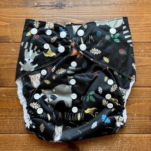 画像1: 【2~7歳向け/BIGサイズ】 「森の動物たち（黒）」ポケット式 ワンサイズおむつ/立体ギャザー付き（スナップ/ツルツル生地）動物,アニマル,アライグマ,フクロウ,キノコ (1)