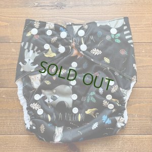 画像1: 【2~7歳向け/BIGサイズ】 「森の動物たち（黒）」ポケット式 ワンサイズおむつ/立体ギャザー付き（スナップ/ツルツル生地）動物,アニマル,アライグマ,フクロウ,キノコ (1)