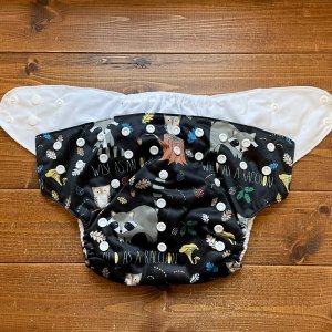 画像2: 【2~7歳向け/BIGサイズ】 「森の動物たち（黒）」ポケット式 ワンサイズおむつ/立体ギャザー付き（スナップ/ツルツル生地）動物,アニマル,アライグマ,フクロウ,キノコ (2)