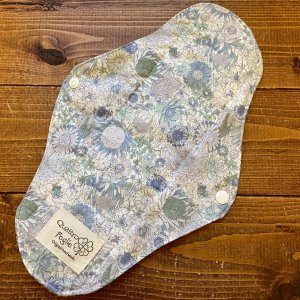画像1: 【５枚以上まとめ買いで送料無料】 リバティ風フラワー（ブルー系） 手作り布ナプキン 防水・昼・多い日用 【レギュラーMサイズ】繰り返し使えてお肌に優しい♪ハンドメイド (1)