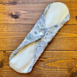 画像3: 【５枚以上まとめ買いで送料無料】 リバティ風フラワー（ブルー系） 手作り布ナプキン 防水・昼・多い日用 【レギュラーMサイズ】繰り返し使えてお肌に優しい♪ハンドメイド (3)