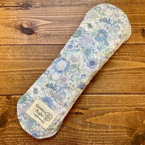 画像4: 【５枚以上まとめ買いで送料無料】 リバティ風フラワー（ブルー系） 手作り布ナプキン 防水・昼・多い日用 【レギュラーMサイズ】繰り返し使えてお肌に優しい♪ハンドメイド (4)