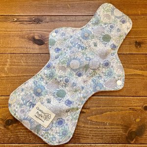 画像1: 夜用布ナプキン30cm 多い日も安心の防水仕様 リバティ風フラワー（ブルー系） 【ハンドメイド】 (1)