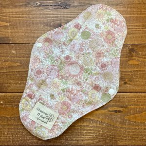 画像1: 【５枚以上まとめ買いで送料無料】 リバティ風フラワー（ピンク系） 手作り布ナプキン 防水・昼・多い日用 【レギュラーMサイズ】繰り返し使えてお肌に優しい♪ハンドメイド (1)