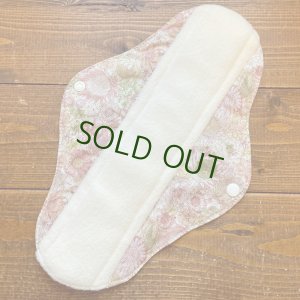 画像3: 【５枚以上まとめ買いで送料無料】 リバティ風フラワー（ピンク系） 手作り布ナプキン 防水・昼・多い日用 【レギュラーMサイズ】繰り返し使えてお肌に優しい♪ハンドメイド (3)