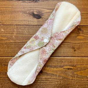 画像4: 【５枚以上まとめ買いで送料無料】 リバティ風フラワー（ピンク系） 手作り布ナプキン 防水・昼・多い日用 【レギュラーMサイズ】繰り返し使えてお肌に優しい♪ハンドメイド (4)