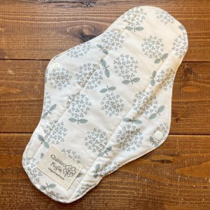 画像1: 【５枚以上まとめ買いで送料無料】 北欧まんまるアジサイ（くすみブルー） 手作り布ナプキン 防水・昼・多い日用 【レギュラーMサイズ】繰り返し使えてお肌に優しい♪ハンドメイド (1)