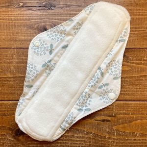 画像2: 【５枚以上まとめ買いで送料無料】 北欧まんまるアジサイ（くすみブルー） 手作り布ナプキン 防水・昼・多い日用 【レギュラーMサイズ】繰り返し使えてお肌に優しい♪ハンドメイド (2)