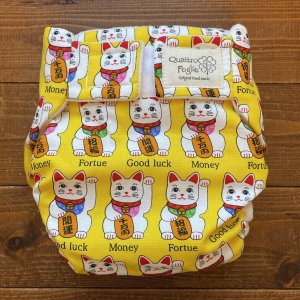 画像1: しあわせの黄色い招き猫 【よつばのおむつ/日本製/ハンドメイド】 布おむつカバー （透湿性防水布使用）開運,ダルマ,縁起物,お正月 (1)