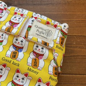 画像2: しあわせの黄色い招き猫 【よつばのおむつ/日本製/ハンドメイド】 布おむつカバー （透湿性防水布使用）開運,ダルマ,縁起物,お正月 (2)