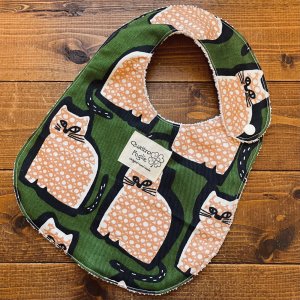 画像1: よだれの多い赤ちゃん必見！ 【超吸収！魔法のスタイ】 にゃっとグリーン【ハンドメイド】マイクロファイバー×コットン生地のよだれかけ 【スタイ５枚以上まとめ買いで送料無料！】猫,ネコ (1)