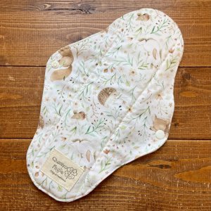 画像1: 【5枚以上まとめ買いで送料無料】 手作り布ナプキン「森のオトモダチ-ナチュラルアニマルズ」 ｜防水・昼・多い日用【レギュラーMサイズ】 繰り返し使えてお肌に優しいハンドメイド (1)